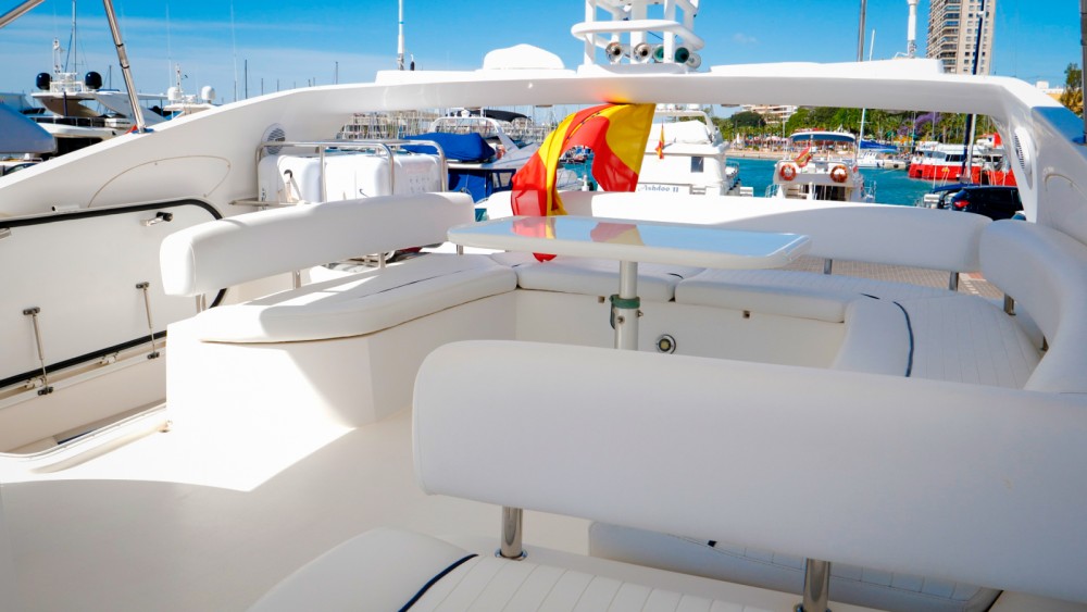 Rent a boat Alicante Sunseeker Manhattan 68 - 2002